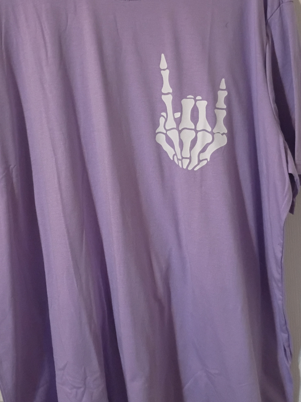 Amazon Lilac Short-Sleeve Tee with White Skeleton Hand Graphic PTP 28"